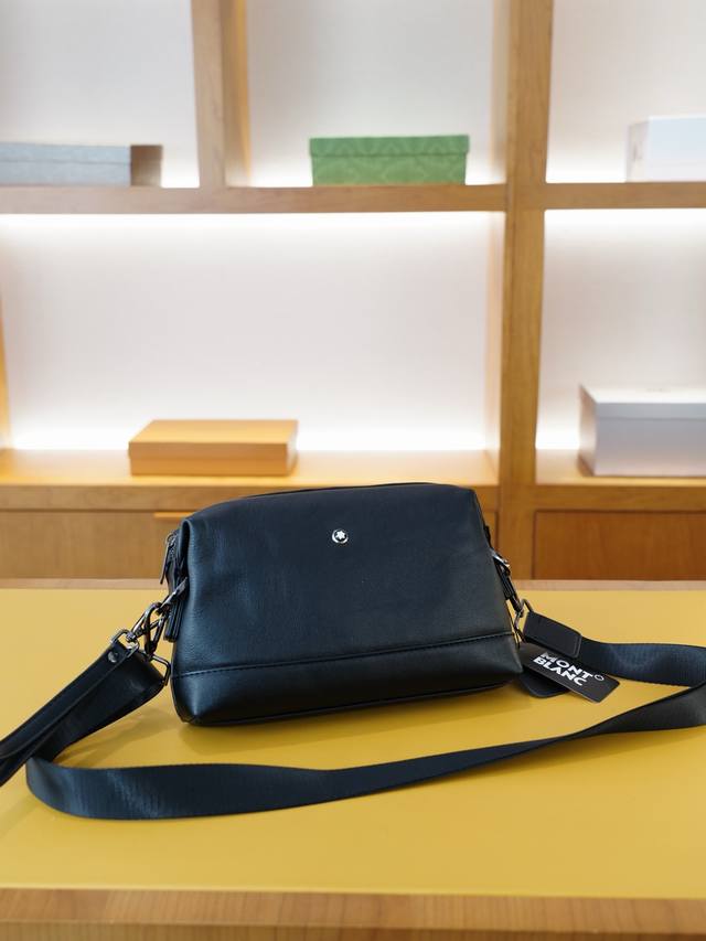 Mont Blanc 万宝龙 官网同步 高版本 斜挎单肩背包 手拿包两用 永恒不过时的标志性产品 纯原单牛皮 顶级五金制作 非市面普通版本 今年最爱的款式 全部