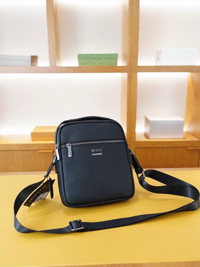 Boss 官网同步 高版本 斜挎单肩背包 永恒不过时的标志性产品 纯原单牛皮 顶级五金制作 非市面普通版本 今年最爱的款式 全部实拍 实用性非常高 完全不用担心