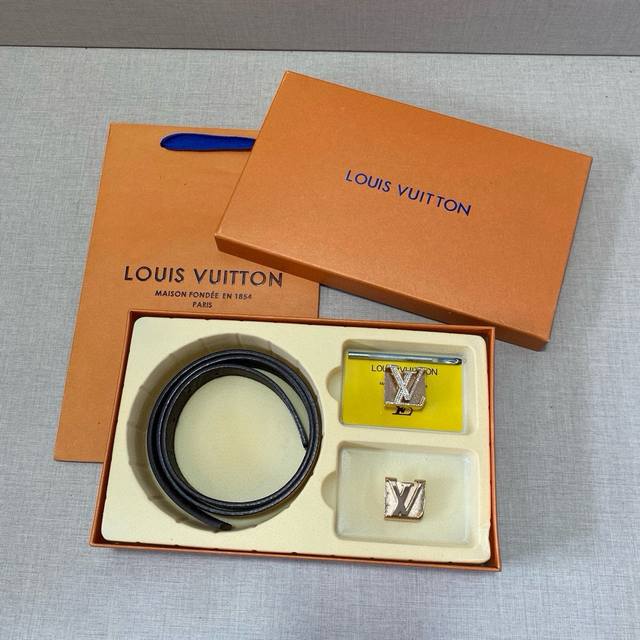 lv路易威登 精品款 ☆双扣礼盒套装 含礼盒 专柜有售 Lv路易威登专柜在售正品 此款采用头层牛皮制作 油边细致、☆正品开模 搭配广州原版扣五金 2.5Cm规格 lv路易威登 精品款 ☆双扣礼盒套装 含礼盒 专柜有售 Lv路易威登专柜在售正品 此款采用头层牛皮制作 油边细致、☆正品开模 搭配广州原版扣五金 2.5Cm规格