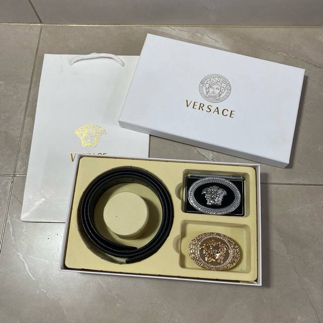 versace精品款 ☆双扣礼盒套装 含礼盒 专柜有售 范思哲专柜在售正品 此款采用头层牛皮制作 走线油边细致 正品开模 搭配广州原版扣经久耐用、3.8Cm规格