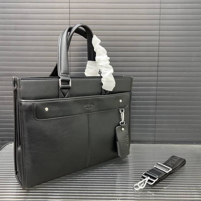 prada 普拉达 牛皮公文包 配送钥匙包男包电脑包 手提包 经典百搭 实物拍摄 原厂原版面料 高端品质 配送防尘袋 29 X 39 Cm。