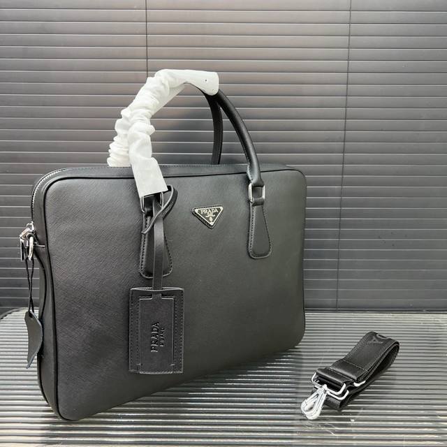 prada 普拉达 牛皮男包公文包 手提包 电脑包 采用精湛镶嵌细工 经典百搭 实物拍摄 原厂原版面料 配送防尘袋 28 X 38 Cm。