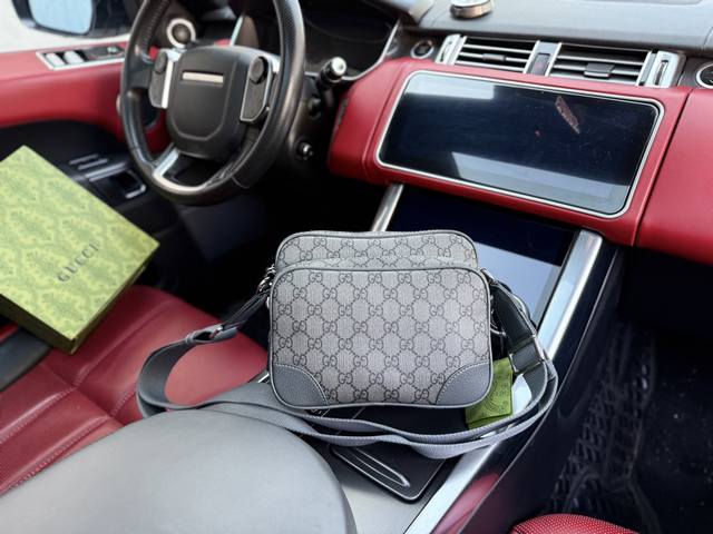 高端货 新款 “ Gucci ”古奇单肩包 Gucci古驰邮差包 Gucci古驰 Gg Emblem 标志品牌印花拉链开合 涂层面料 单肩斜挎包 中号 男款 灰