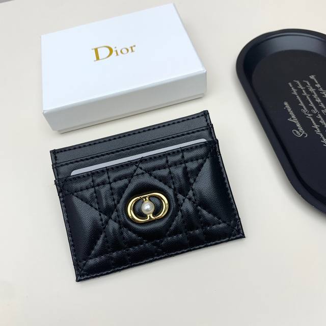 型号 7524颜色 黑色 杏色尺寸 10*7.5 专柜同步最新款出货！采用里外头层小牛皮 ，做工精致，超多卡位，超薄款设计，携带方便！