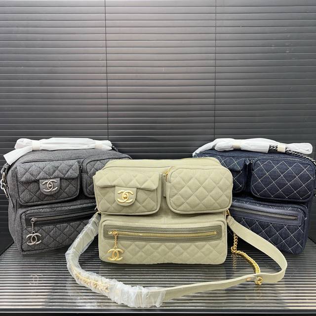 Chanel 香奈儿 菱格机车包 单肩斜挎包 经典百搭 实物拍摄 原厂原版面料 高端品质 配送防尘袋 32 X 30 Cm。