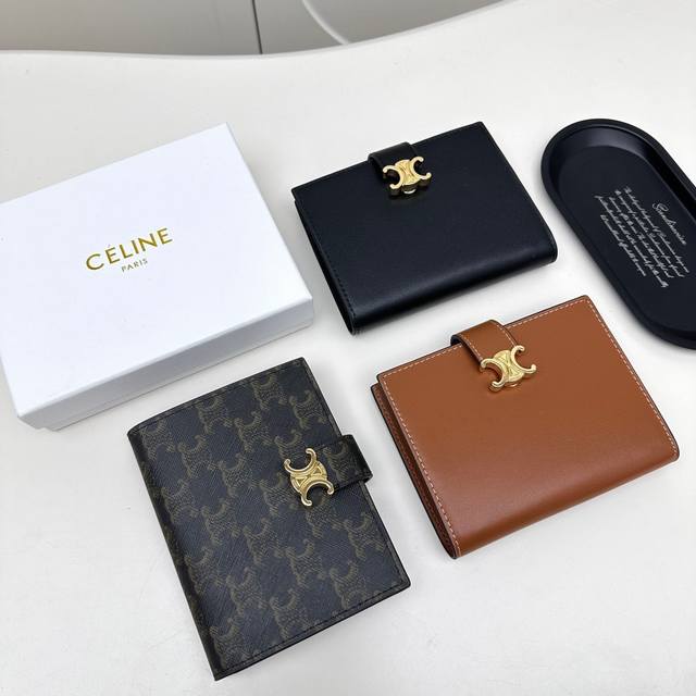 Celine 4770颜色：黑色 棕色 老花 尺寸：14*11*2 Celine专柜同步，采用进口小牛皮，金色饰面，Triomphe 金属按扣开合，七个信用卡位