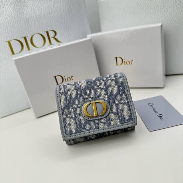 Dior D08颜色 黑 灰尺寸:9.5*7.5*3.5 Dior专柜最新款火爆登场!采用头层牛皮,做工精致, 媲美专柜!多功能小钱包,超级实用! Dior D08颜色 黑 灰尺寸:9.5*7.5*3.5 Dior专柜最新款火爆登场!采用头层牛皮,做工精致, 媲美专柜!多功能小钱包,超级实用!