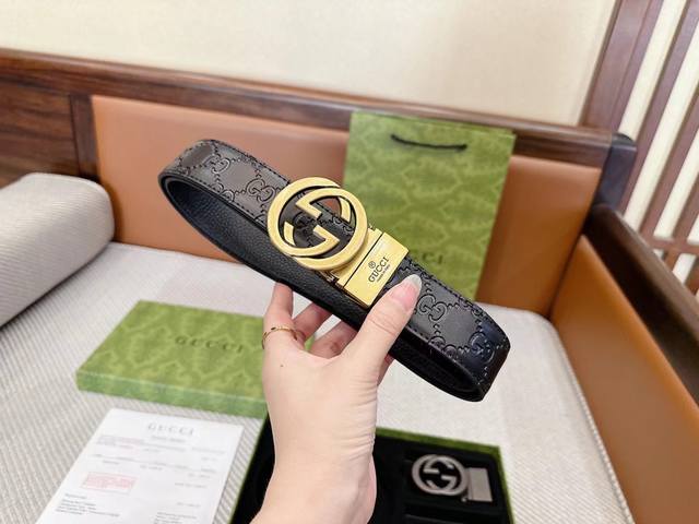 1条带两个扣 1条带1个扣 品牌:古奇 等级：双扣礼盒套装 带身采用纯牛皮 真空电镀 .宽度3.4厘米 两种风格 完美展现独一无二的气质 扣头：原版扣