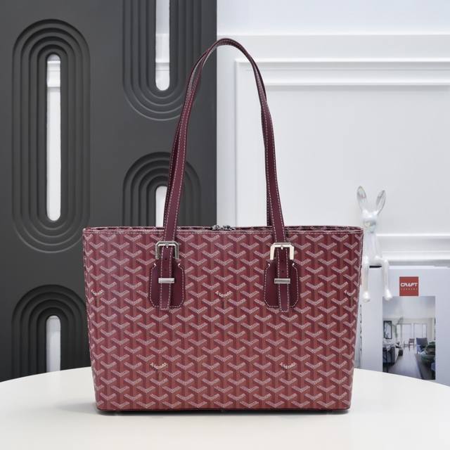 工厂p直销 酒红 Goyard 新款中古包，购物包，立挺的版型洋溢着都市的时尚感，知性典雅简约中性，冷酷范十足。 双拉链开口，内附双隔层袋，手柄长度可随意调节，