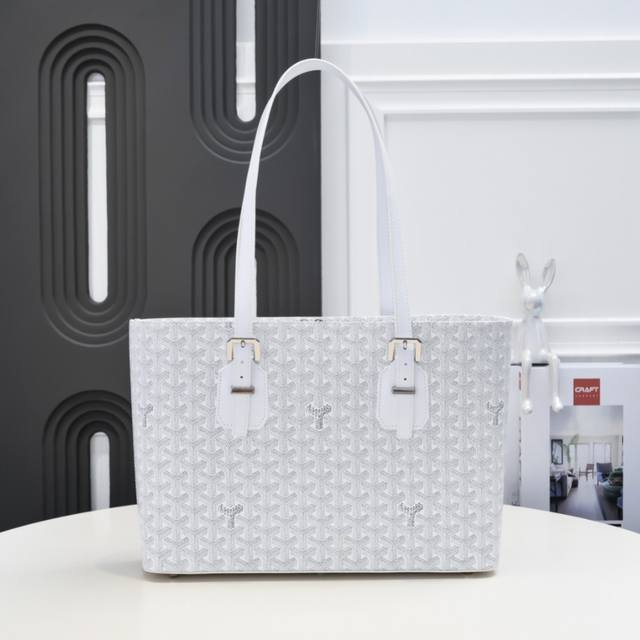 工厂p直销 白色 Goyard 新款中古包，购物包，立挺的版型洋溢着都市的时尚感，知性典雅简约中性，冷酷范十足。 双拉链开口，内附双隔层袋，手柄长度可随意调节，