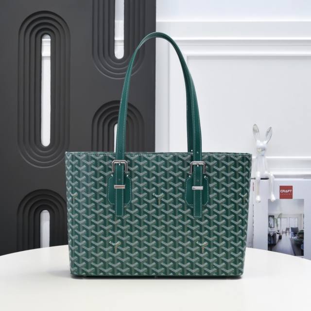 工厂p直销 绿色 Goyard 新款中古包，购物包，立挺的版型洋溢着都市的时尚感，知性典雅简约中性，冷酷范十足。 双拉链开口，内附双隔层袋，手柄长度可随意调节，