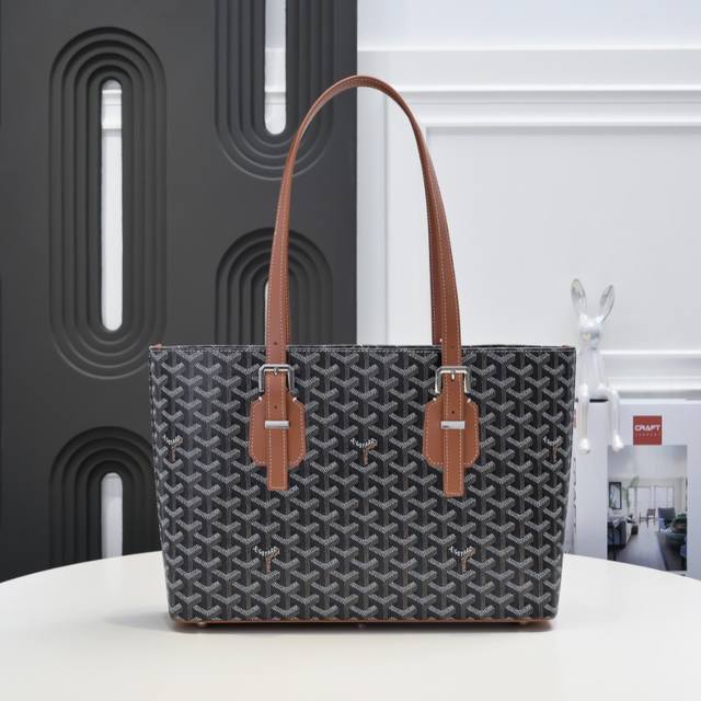 工厂p直销 棕色 Goyard 新款中古包，购物包，立挺的版型洋溢着都市的时尚感，知性典雅简约中性，冷酷范十足。 双拉链开口，内附双隔层袋，手柄长度可随意调节，