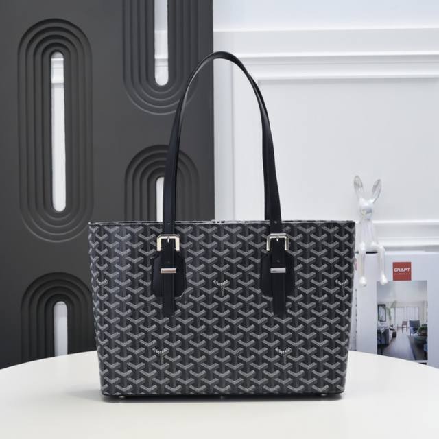 工厂p直销 黑色 Goyard 新款中古包，购物包，立挺的版型洋溢着都市的时尚感，知性典雅简约中性，冷酷范十足。 双拉链开口，内附双隔层袋，手柄长度可随意调节，