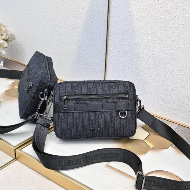 Safari 手袋 附肩带 这款 Safari手袋搭配肩带,实用小巧,便于日常使用。 饰以黑色粒面牛皮革细节。拉链隔层和正面口袋可收纳各种日常用品,搭配可调节的 Safari 手袋 附肩带 这款 Safari手袋搭配肩带,实用小巧,便于日常使用。 饰以黑色粒面牛皮革细节。拉链隔层和正面口袋可收纳各种日常用品,搭配可调节的