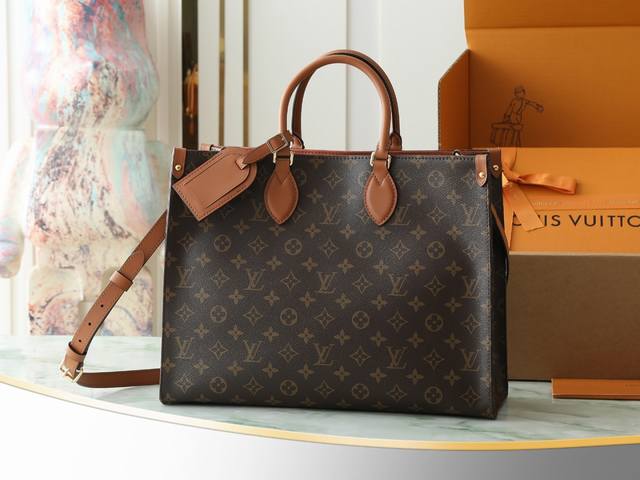 顶级原单 独家实拍 M14235 本款 Organizer 手袋出自 Onthego Xph系列，为 Monogram 帆布搭配皮革手柄和名牌。宽敞内里可容纳笔