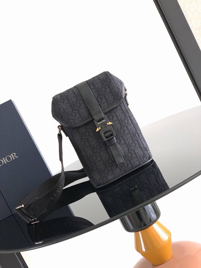 这款竖版翻盖信使包是二零二五夏季男装系列新品,现代时尚的设计充分突显 Dior 的高订风格,提升 Dior Hit The Road 系列的格调。采用米色和黑色 这款竖版翻盖信使包是二零二五夏季男装系列新品,现代时尚的设计充分突显 Dior 的高订风格,提升 Dior Hit The Road 系列的格调。采用米色和黑色