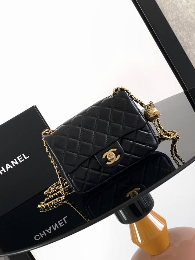 金球包 Chane1专柜最新大金珠Cf款 真的是跑遍全球都很难买到 一包难求，实在太火太火了，加个金珠可以调节肩带长度 更加精致 超软羊皮手感特舒服 另外我家五