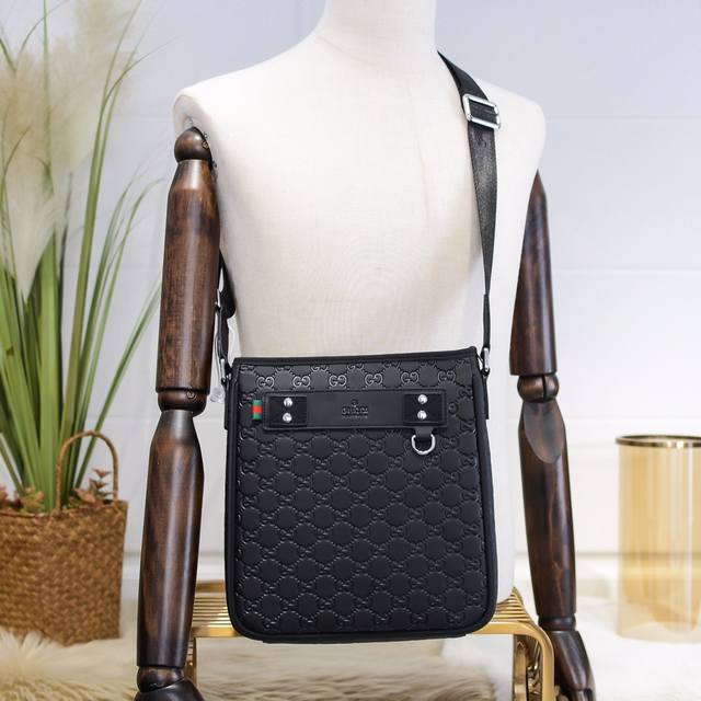 型号： 33086～斜挎包黑色 男士休闲系列挺阔流畅大方的楦型设计，以精湛缝线勾勒休闲的雅致情怀、描写男人自信的轮廓！看似简约的一款、实际做工相当复杂、[跳跳]