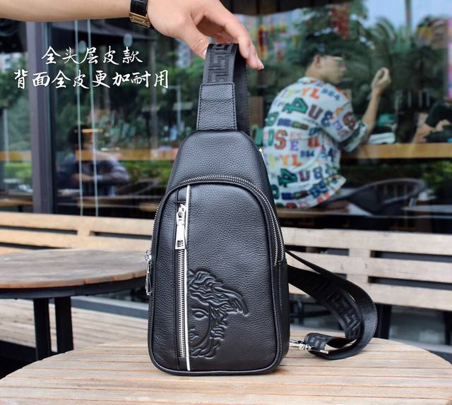 批 范思哲、美杜莎半脸胸包多隔层，性价比特别高。顶级高端大气进口原版头层牛皮，耐磨耐刮名师设计，资深裁缝立体剪裁完美版型上身效果极佳设计理念独特，实物拍摄．触摸