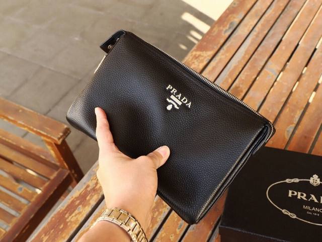 批 到货 prada爆款密码锁；富贵代表作～～真正的纯牛皮，有皮的味道，型号33015-1...独家火爆款关注；..巴黎首展Ceo重磅推荐款prada普拉达顶端