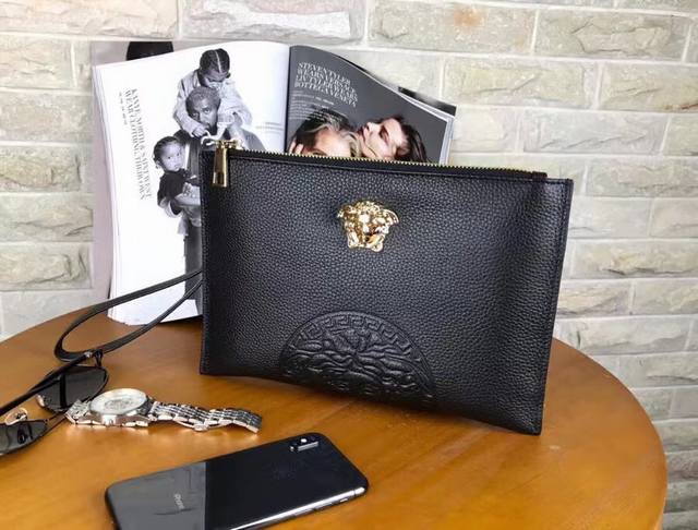 批 经典荔枝纹 范思哲 Versace 产品规格 ：W28Xh18 产品材质 ：原版进口牛皮 不是头层不要钱 产品详情 ：黑色、进口专利内里布 产品型号 ：33