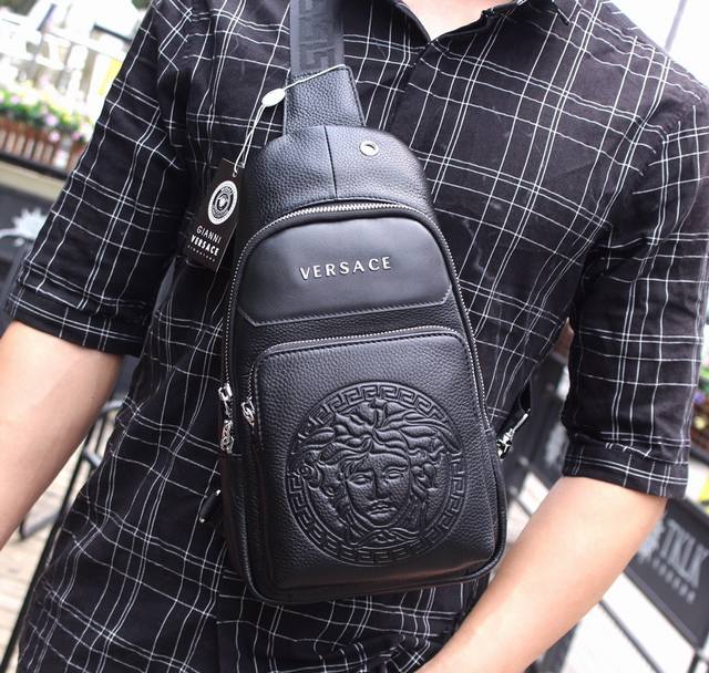 胸包顶级高端大气进口原版头层牛皮，耐磨耐。资深裁缝立体剪裁完美版型上身效果极佳设计理念独特，实物拍摄．触摸可及的效果 尺寸：18X31X7Cm 型号：33031