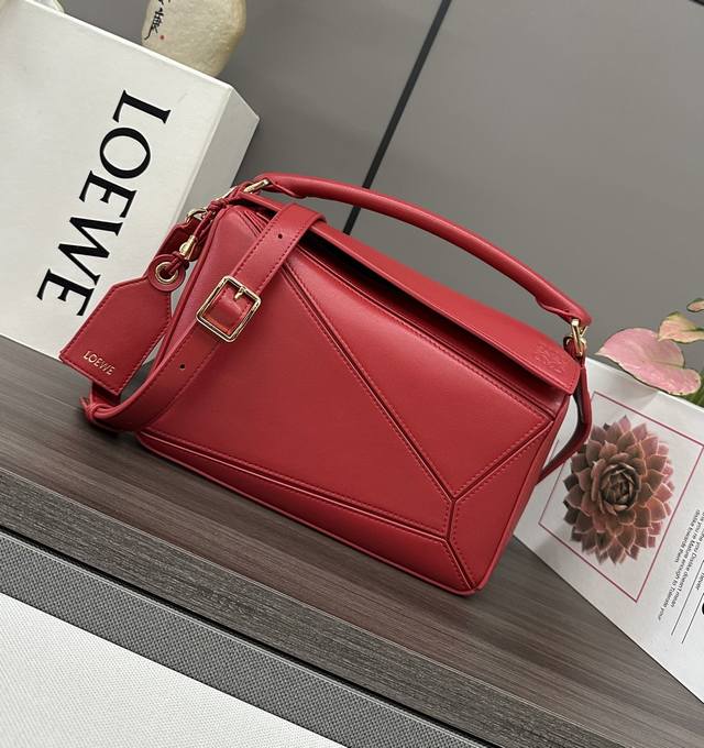 Low新款 小号纳帕羊皮革 Featherlight puzzle 手袋 以别具一格的几何线条勾勒长方体造型。柔软轻盈的纳帕皮革为手袋注入随性慵懒的风格。可肩背