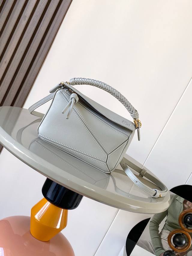 新款编织手挽迷你柔软牛皮革puzzle 手袋是创意总监乔纳森．安德森 Jonathan Anderson 为 L0Ewe 推出的首款手提包长方体形状和精确的切割