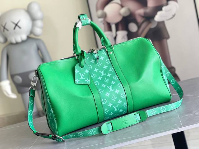 头层 M30146 M53776 M30235Mtaigarama 系列全新推出此款 Keepall旅行包 采用柔韧 Taga 皮革和经典帆布塑造动感构型。尺寸