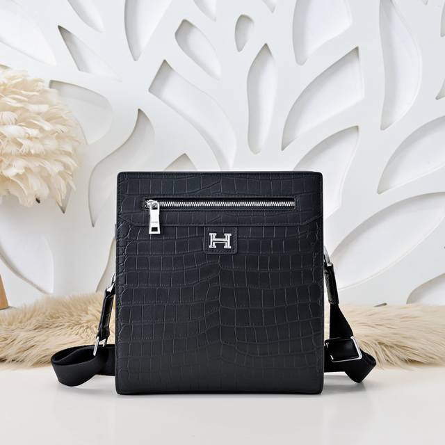hermes-爱马仕最新款男士斜挎包 单肩包采用顶级小牛皮 高贵五金拉链头 皮质柔软 手感超赞 做工精细 休闲实用 版型非常舒适 高品质尺寸：24.27.6Cm