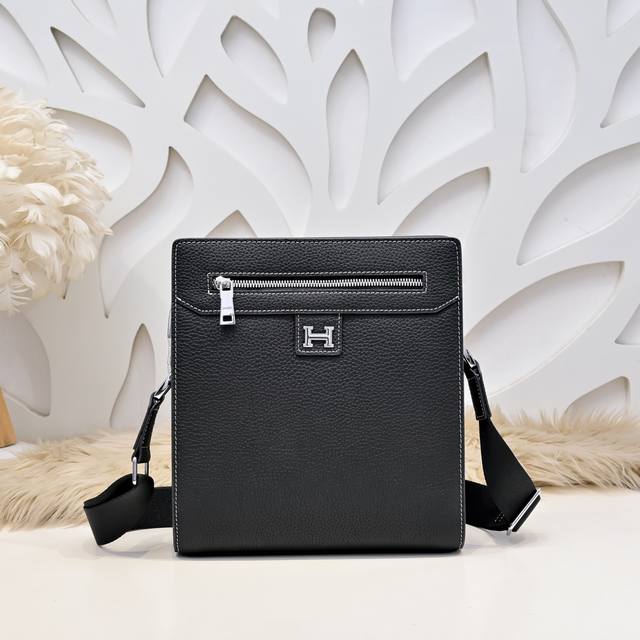 hermes-爱马仕最新款男士斜挎包 单肩包采用顶级小牛皮 高贵五金拉链头 皮质柔软 手感超赞 做工精细 休闲实用 版型非常舒适 高品质尺寸：28.26.6Cm