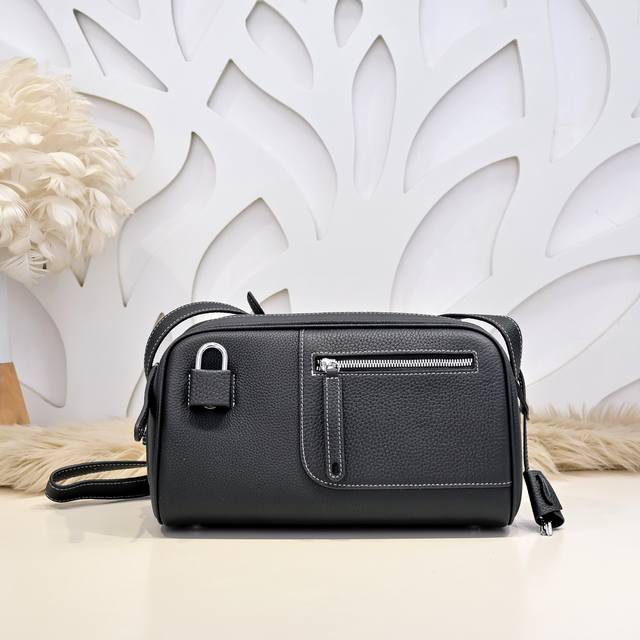 hermes-爱马仕最新款男士斜挎包 单肩包采用顶级小牛皮 高贵五金拉链头 皮质柔软 手感超赞 做工精细 休闲实用 版型非常舒适 高品质尺寸：28.16.14C