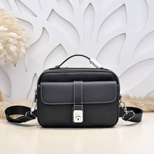 hermes-爱马仕最新款男士斜挎包 单肩包采用顶级小牛皮 高贵五金拉链头 皮质柔软 手感超赞 做工精细 休闲实用 版型非常舒适 高品质尺寸:26 18.5 9 hermes-爱马仕最新款男士斜挎包 单肩包采用顶级小牛皮 高贵五金拉链头 皮质柔软 手感超赞 做工精细 休闲实用 版型非常舒适 高品质尺寸:26 18.5 9