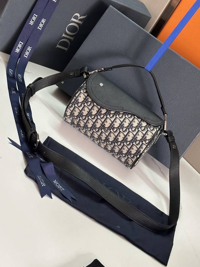 顶级原单配蓝色盒子 Di.Or 迷你 Roller 信使包 编号:Cd:93368 这款信使包款式时尚精巧,可轻松携带日常用品。采用标志性的米色和黑色 Obli 顶级原单配蓝色盒子 Di.Or 迷你 Roller 信使包 编号:Cd:93368 这款信使包款式时尚精巧,可轻松携带日常用品。采用标志性的米色和黑色 Obli