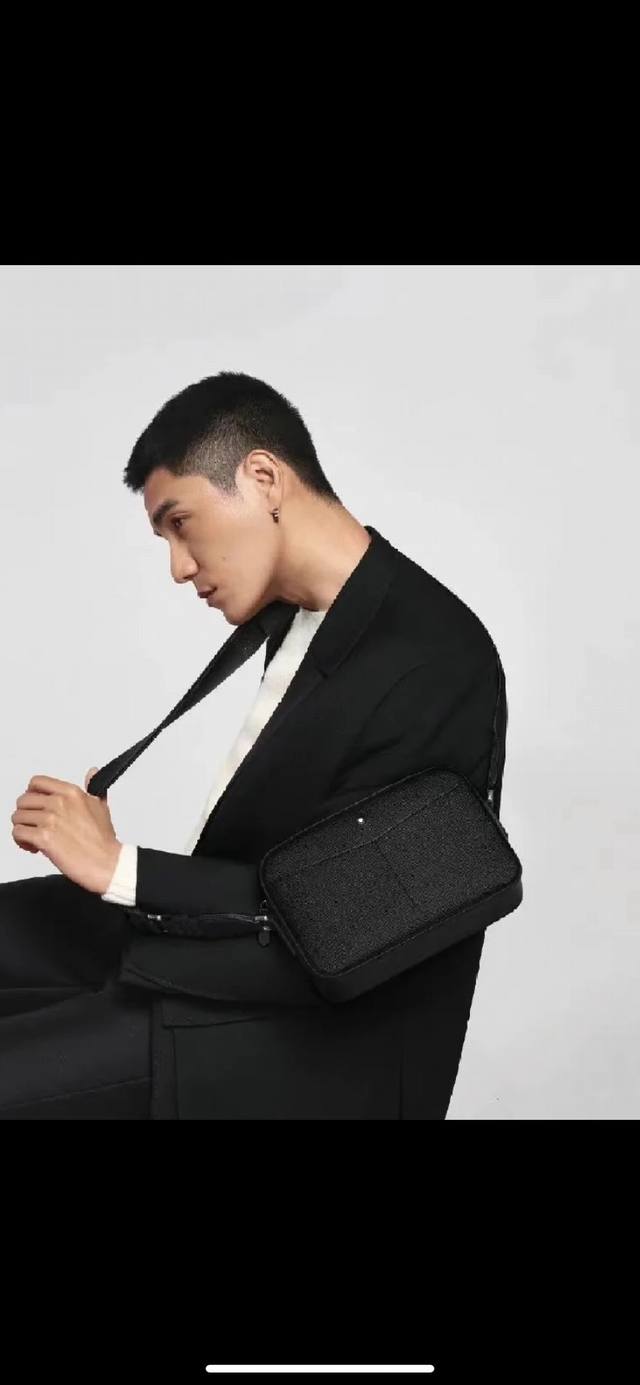 最新款来袭Montblanc International 万宝龙 斜挎两用包，进口顶级头层原版，手感舒适 皮质超柔 简单大气的Logo 高端休闲版型 品质气质同