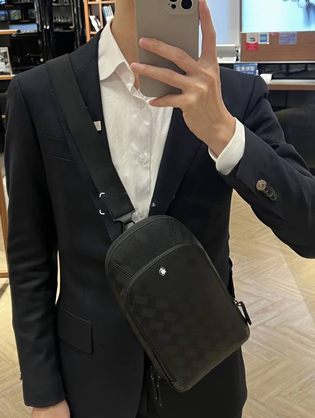 原单高品质，万宝龙男仕休闲胸包爆款专柜同步，原版进囗头层牛皮，高端G麦！ 意大利原版牛皮搭配.欢迎对比高雅的造型，秉承严谨考究的工艺，精美耐用男人用的包，品质决