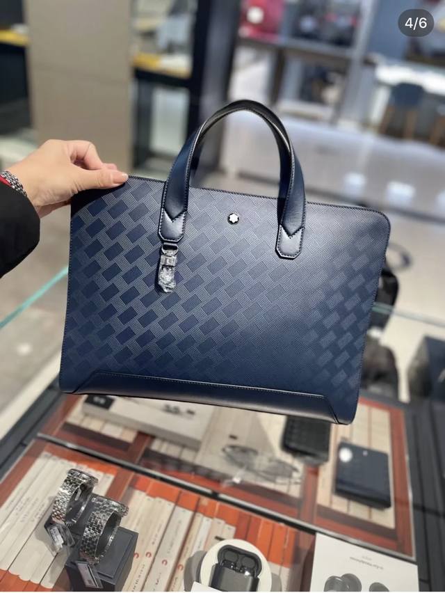 顶级专柜老鼠高端狠货2025最新火爆款万宝龙进口花皮纹手提公文包 火爆款大量出货啦,叫嚣专柜货顶级原单货纸上谈兵吹牛皮的咱不会，请让狠货说话。款式可以复制抄袭，