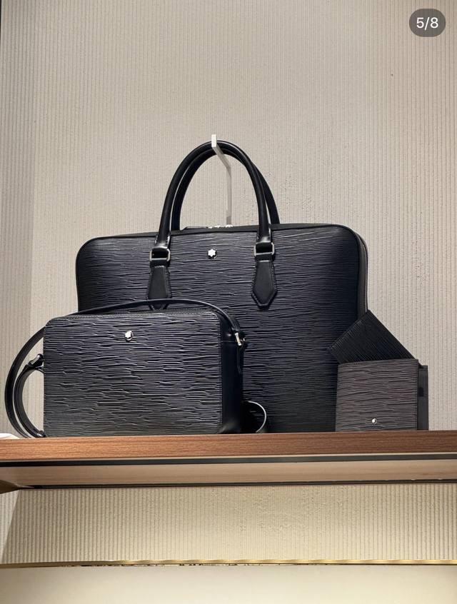 原单高品质,黑色专柜专用头层牛皮,万宝龙经典匠心系列秉承品牌的悠久传统,全系列包含丰富的大皮具和小皮具款式,融合商务和休闲风格,是当代设计和经典优雅的集中休现。 原单高品质,黑色专柜专用头层牛皮,万宝龙经典匠心系列秉承品牌的悠久传统,全系列包含丰富的大皮具和小皮具款式,融合商务和休闲风格,是当代设计和经典优雅的集中休现。