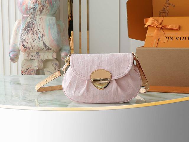 顶级原单 独家实拍 M13347粉色 丹宁牛仔腋下包单肩包 Sunset 手袋 本款Sunset手袋依托精湛漂白工艺，令诞生于2005年的Monogram De