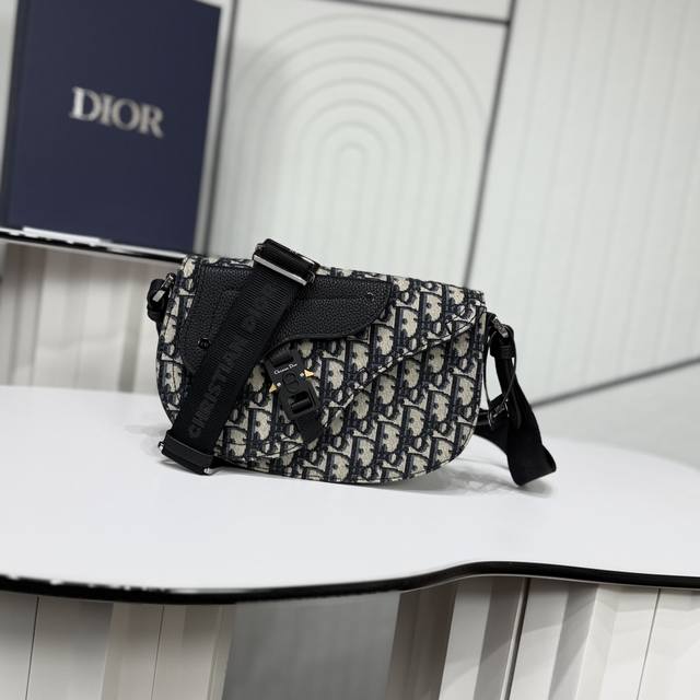 市场最高版本，欢迎对比 专柜买版复刻 马鞍信使包 米色和黑色 Oblique 印花面料和黑色粒面牛皮革 编号: 1Adpo325Yky_H27E 这款马鞍信使包