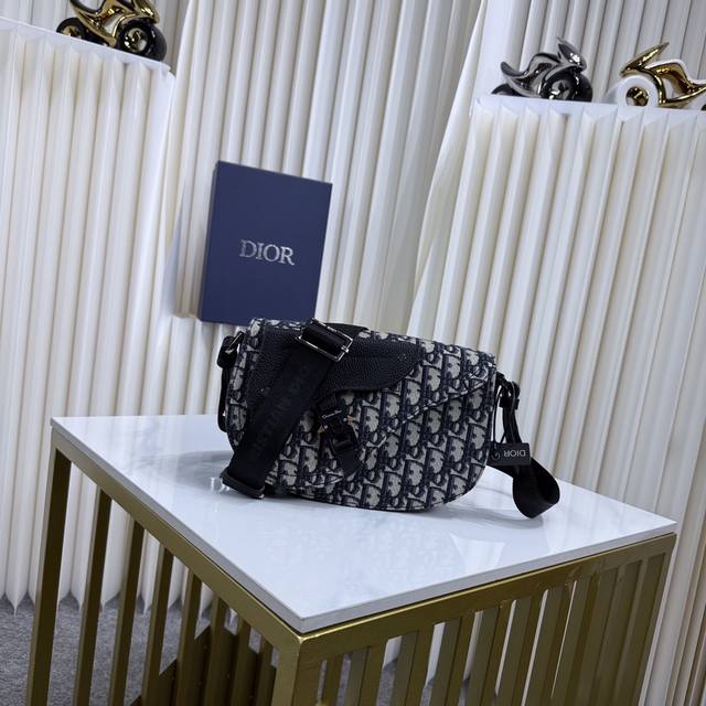 市场最高版本，欢迎对比 专柜买版复刻 马鞍信使包 米色和黑色 Oblique 印花面料和黑色粒面牛皮革 编号: 1Adpo325Yky_H27E 这款马鞍信使包