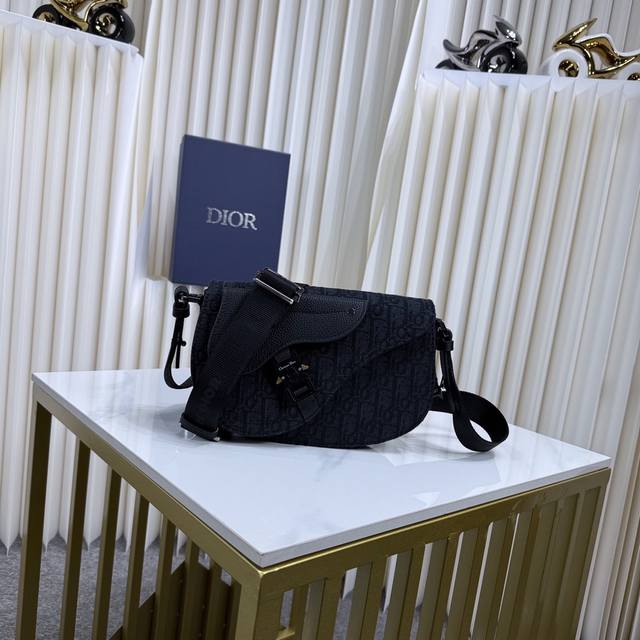 市场最高版本，欢迎对比 专柜买版复刻 马鞍信使包 黑色 Oblique 印花面料和黑色粒面牛皮革 编号: 1Adpo325Yky_H03E 这款马鞍信使包是二零