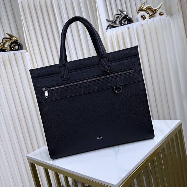 市场最高版本，欢迎对比 这款 Safari 手袋是二零二三秋季新品，兼具高雅风范与实用功能。采用黑色粒面牛皮革精心制作，正面饰以 Dior 标志提升格调。宽敞的