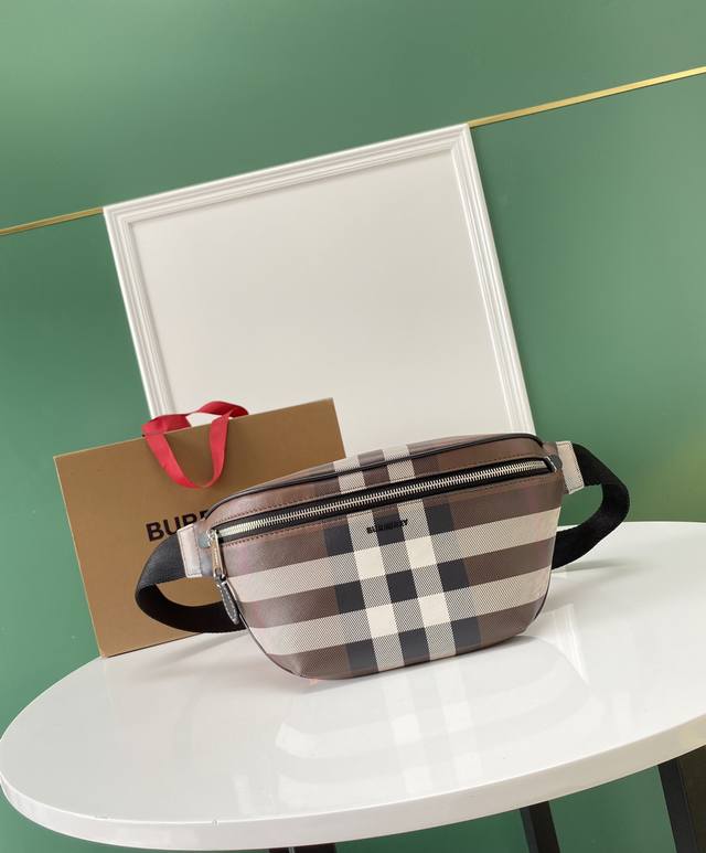 bur最新桦木棕格纹腰包，呈现标志性格纹设计，装饰皮革边饰及品牌徽标。可用背带斜挎或系于腰部。8831- 尺寸:37.5 X 8 X17