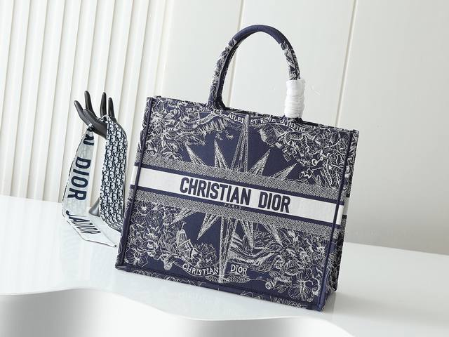 独家实物拍摄 大 原单 Dior Book Tote 托特 深蓝D大42Cm 这款 Book Tote手袋由女装创意总监玛丽亚 嘉茜娅 蔻丽 Maria Gra