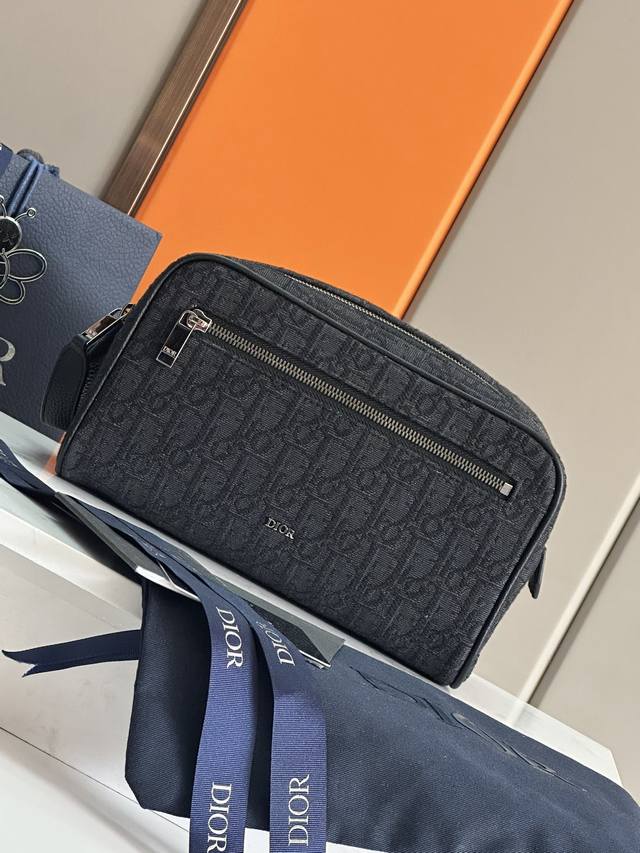 这款洗漱包是二零二四春季男装系列新品,融合实用功能与简约设计。采用米色和黑色 Oblique 印花面料精心制作,饰以黑色粒面牛皮革饰边,正面点缀以 Dior 标 这款洗漱包是二零二四春季男装系列新品,融合实用功能与简约设计。采用米色和黑色 Oblique 印花面料精心制作,饰以黑色粒面牛皮革饰边,正面点缀以 Dior 标
