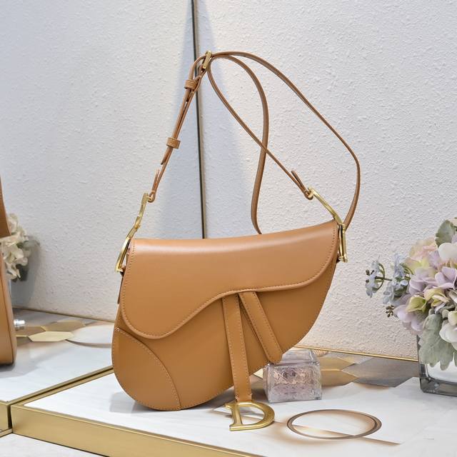 Soft Saddle 马鞍包 这款Soft Saddle马鞍包重新诠释Dior经典设计，打造柔软的版本。采用蓝色 Oblique 印花面料等材质精心制作，同色