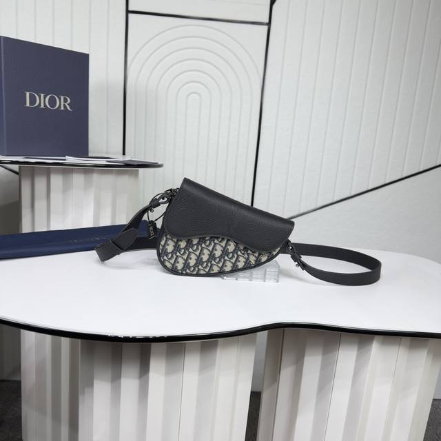 市场最高版本 原单品质 正品打版 迷你马鞍包 米色和黑色 Oblique 印花面料搭配黑色粒面牛皮革 编号: 2Adca543Yks_H27E 这款马鞍包以现代