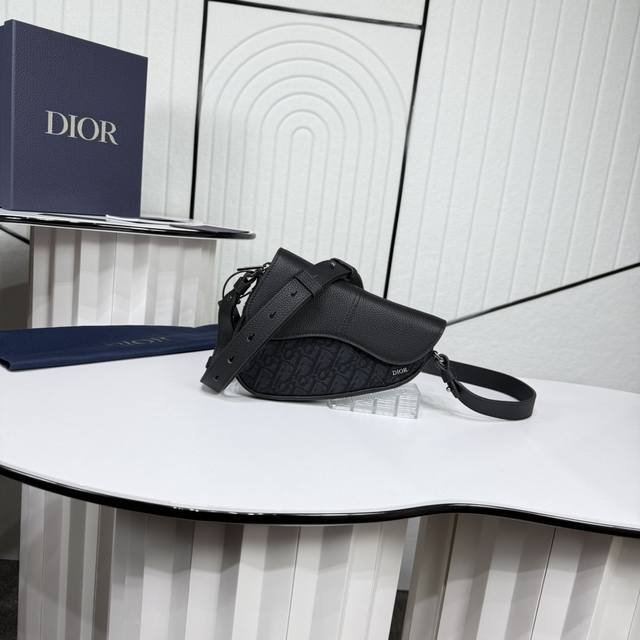 市场最高版本 原单品质 正品打版 迷你马鞍包 黑色 Oblique 印花面料和黑色粒面牛皮革 编号: 2Adca543Yks_H03E 这款马鞍包以现代结构全新