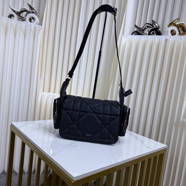 市场最高版本 原单品质 正品打版 这款 新品相机包是一款兼具现代魅力的实用作品。它采用黑色Maxicannage小牛皮制成，再现了品牌的经典图案，翻盖上饰有 I